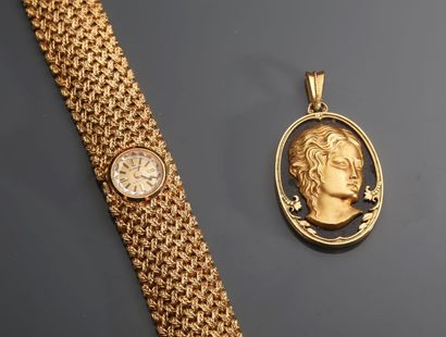 null Lot d'or constitué d'une montre de dame à maille paillasson et d'un pendentif...