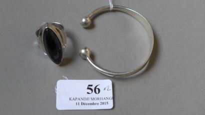 null Bracelet ethnique ouvert en argent, signé Bonnet. Poids : 17,2 g.

Bague en...