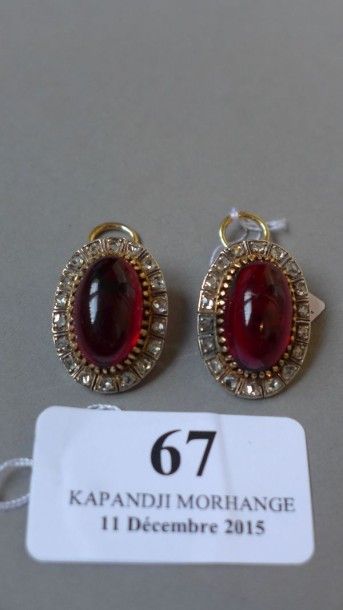 null Paire de BOUCLES D'OREILLES en or et argent, chacune ornée d'un grenat cabochon...