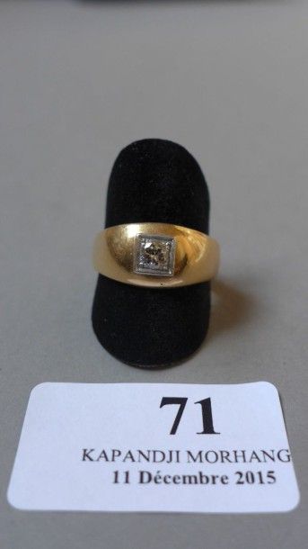 null Bague jonc en or jaune et platine ornée d'un diamant de taille moderne pesant...