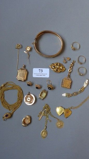 null Important lot d'or comprenant médailles, chaînes, bracelet, boucles d'oreilles.

Poids...