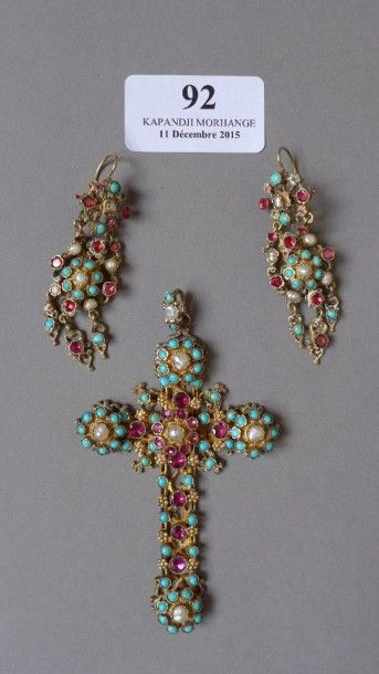 null Parure composée d'une paire de PENDANTS D'OREILLES en vermeil, grenats, émail,...