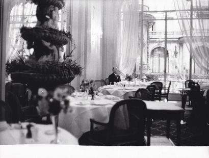 null ALFRED HITCHCOCK, 1959 Hôtel Plaza Athénée, à Paris. Épreuve argentique d'époque...
