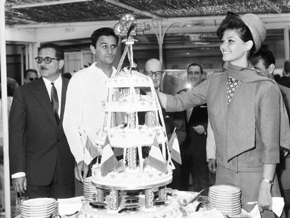 null ROGER HANIN ET CLAUDIA CARDINALE, 1961 Quatorzième édition du Festival de Cannes....