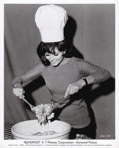 null LES YEUX BANDÉS/ BLINDFOLD Claudia Cardinale sur le tournage du film de Philip...