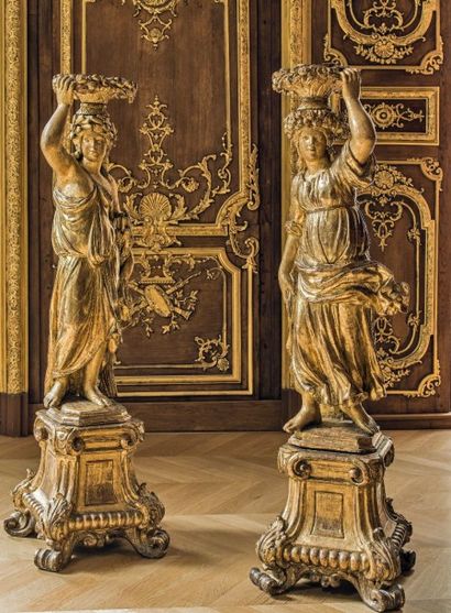 null *Paire de statues en bois doré représentant des jeunes femmes drapées à l'antique...