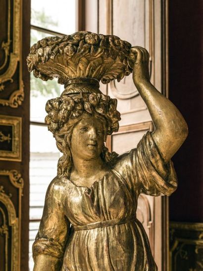 null *Paire de statues en bois doré représentant des jeunes femmes drapées à l'antique...