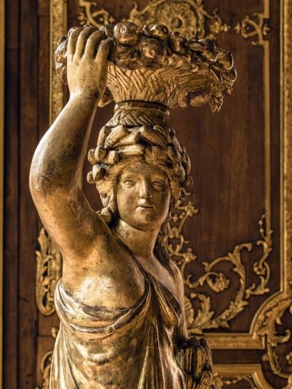 null *Paire de statues en bois doré représentant des jeunes femmes drapées à l'antique...
