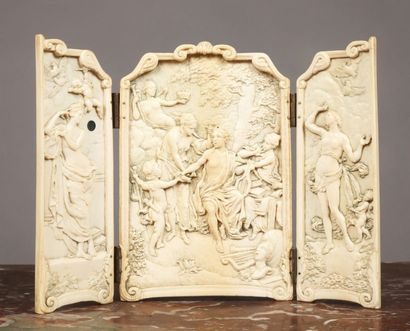 Triptyque en ivoire à décor sculpté en bas-relief...