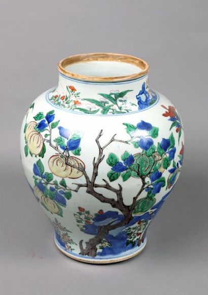 CHINE - Epoque SHUNZHI (1644- 1661) Vase en porcelaine de forme balustre à décor...