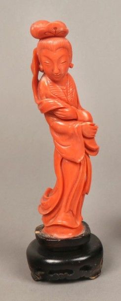 CHINE Sculpture en corail sur un socle en bois figurant une jeune femme en roulée...