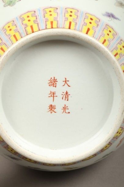 CHINE - Époque GUANGXU (1875 - 1908) Vase bulbeux et col évasé en porcelaine à décor...