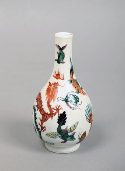 CHINE - XIXème siècle Vase bouteille en porcelaine, décor polychrome émaillé représentant...