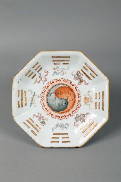CHINE - XIXème siècle Coupe octogonale sur pied en porcelaine blanche à décor de...