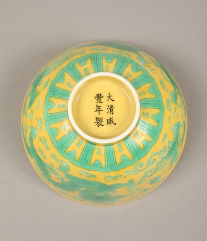 CHINE - Epoque XIANFENG (1851-1861) Bol en porcelaine à décor gravé et émaillé de...
