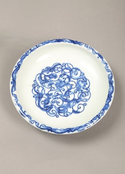 CHINE - XIXème siècle Coupe en porcelaine sur pied, décor bleu blanc de dragons entrelacés....