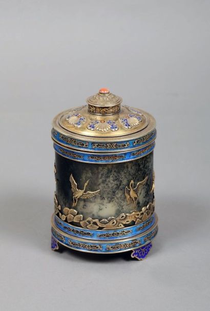 CHINE DU SUD - vers 1920 Belle boite composée d'un cylindre en agate mousse et d'une...