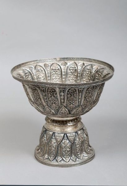 CHINE/TIBET - XIXème siècle Grande coupe ou lampe à beurre en métal repoussé. Inscriptions...