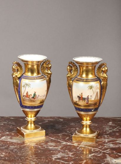 PARIS Paire de vases Médicis en porcelaine à décor polychrome et or de scènes animées...