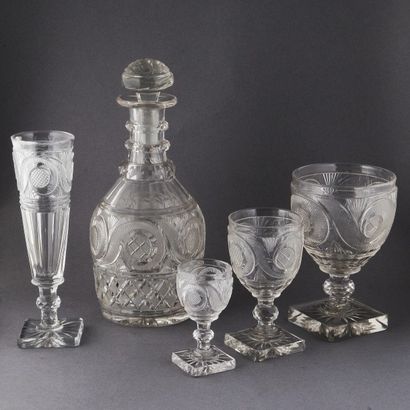 null *Manufacture royale du Creusot :

Important service de verres en cristal à décor...