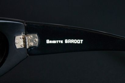 null *BRIGITTE BARDOT (né en 1934)

Paire de lunettes de soleil de forme allongée,...