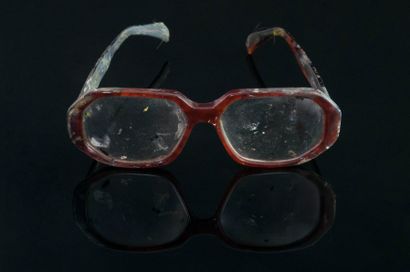 *BERNARD BUFFET (1928-1999), 

Paire de lunettes...