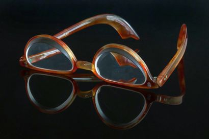 *JEAN COCTEAU (1889-1963),

Paire de lunettes...