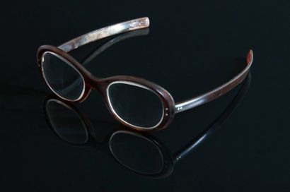 null *MARCEL DASSAULT (1892-1986)

Paire de lunettes de vue de forme ovale en acétate...