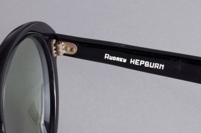 null *AUDREY HEPBURN (1929-1993)

Paire de lunettes de soleil modèle "Audrey" en...