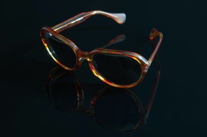 null *AUDREY HEPBURN (1929-1993), 

Paire de lunettes de soleil modèle "Audrey" en...