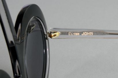 null *ELTON JOHN (né en 1947)

Paire de lunettes de soleil modèle "Double-croche"...