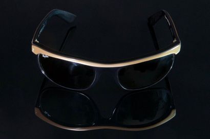 null *GILBERT MONTAGNE (né en 1951), 

Paire de lunettes de soleil modèle "Marly...