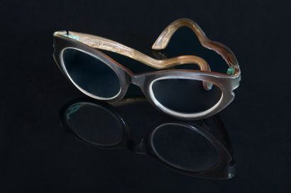 null *MARIE-LAURE DE NOAILLES (1902-1970) 

Paire de lunettes de vue, monture et...