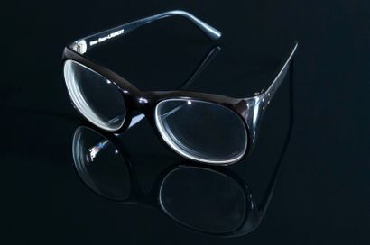 null *YVES SAINT LAURENT (1936-2008)

Paire de lunettes de vue en acétate teinté...