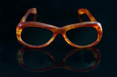 null *MICHEL SERRAULT (1928-2007)

Paire de lunettes de vue de forme rectangulaire...