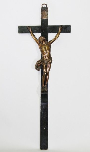 Crucifix en bois teinté noir, le Christ en...