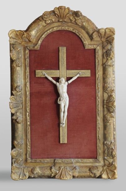Crucifix en bois doré, le Christ en ivoire,...