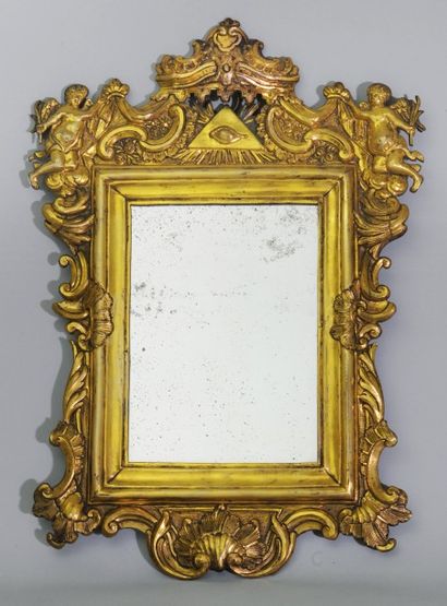 null *Miroir rectangulaire, l'encadrement en métal repoussé et doré à décor de rocailles...