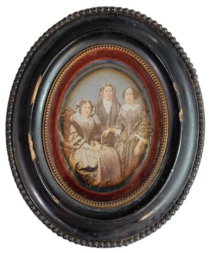 null DAGUERRÉOTYPE.

Portrait de trois femmes, années 1850.

Daguerréotype ovalisé.

À...