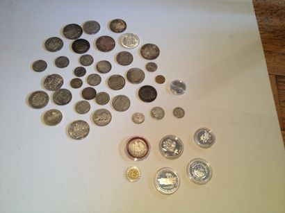 null Lot de pièces en argent comprenant : 

- 3 x 1 franc Semeuse en argent de 1919,...