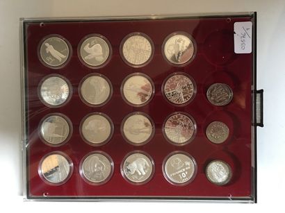 null Ensemble de pièces commémoratives en argent de 1996 :

-1 x 100 francs 300 ans...