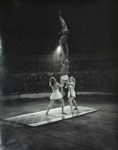MARCEL BOVIS (1904-1996) Les 4 Barbaras, Cirque d'Hiver, 1946. Tirage argentique...