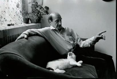 EDOUARD BOUBAT (1923-1999) Autoportrait au chat, New York, 1989. Tirage argentique...