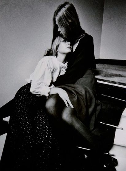 JEAN-LOUP SIEFF (1933-2000) Femmes à l'escalier, c. 1970. Tirage argentique d'époque,...
