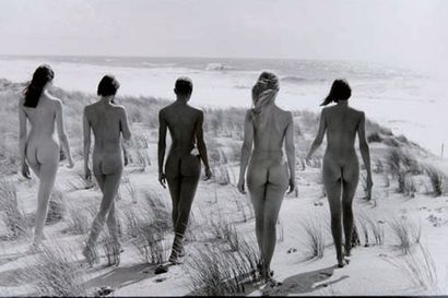 JEAN-FRANÇOIS JONVELLE (1943-2002) Cinq mannequins sur la plage, c. 1980. Tirage...