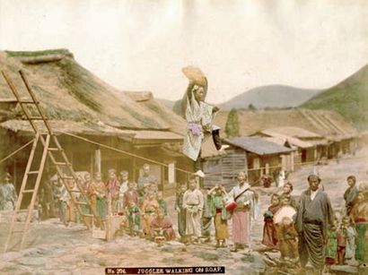  JAPON, C. 1880. Maison Nectarine, lutteurs de sumo, femme à l'ombrelle, jongleur,...
