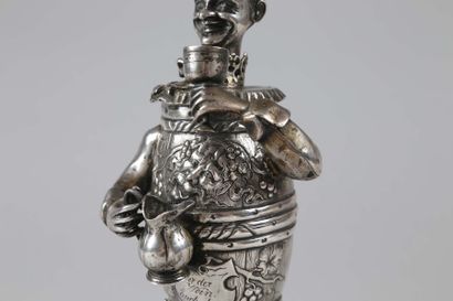 null L'HOMME-TONNEAU.

Rare pot couvert en argent (950 millièmes) en forme de personnage...