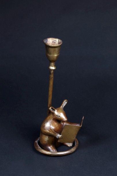 null BOUGEOIR SOURIS.

Bougeoir en bronze représentant une souris en train de lire...