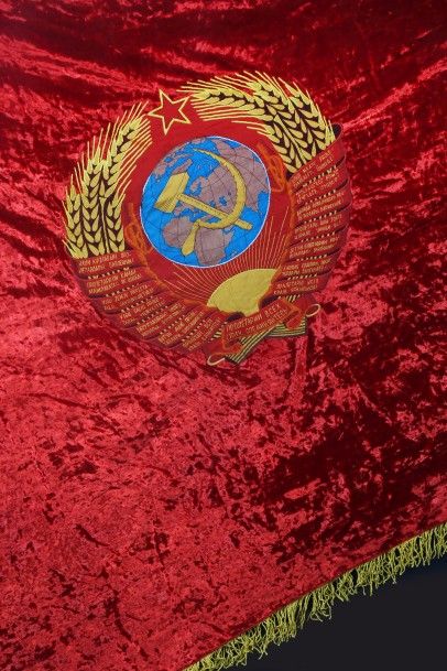 null ENSEMBLE DE 3 DRAPEAUX D'ÉPOQUE SOVIÉTIQUE.

- 1 grand drapeau rouge en épais...