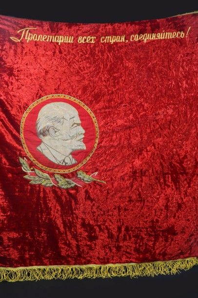null ENSEMBLE DE 3 DRAPEAUX D'ÉPOQUE SOVIÉTIQUE.

- 1 grand drapeau rouge en épais...